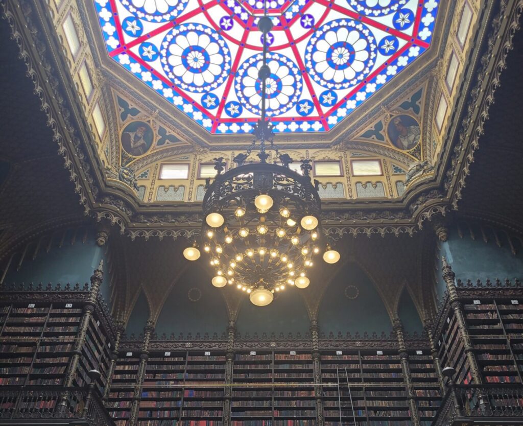 Instagram tour Rio de Janeiro showcasing the stunning Portuguese Royal Reading Cabinet with ornate neo-Manueline architecture, colorful stained glass skylight, and towering bookshelves