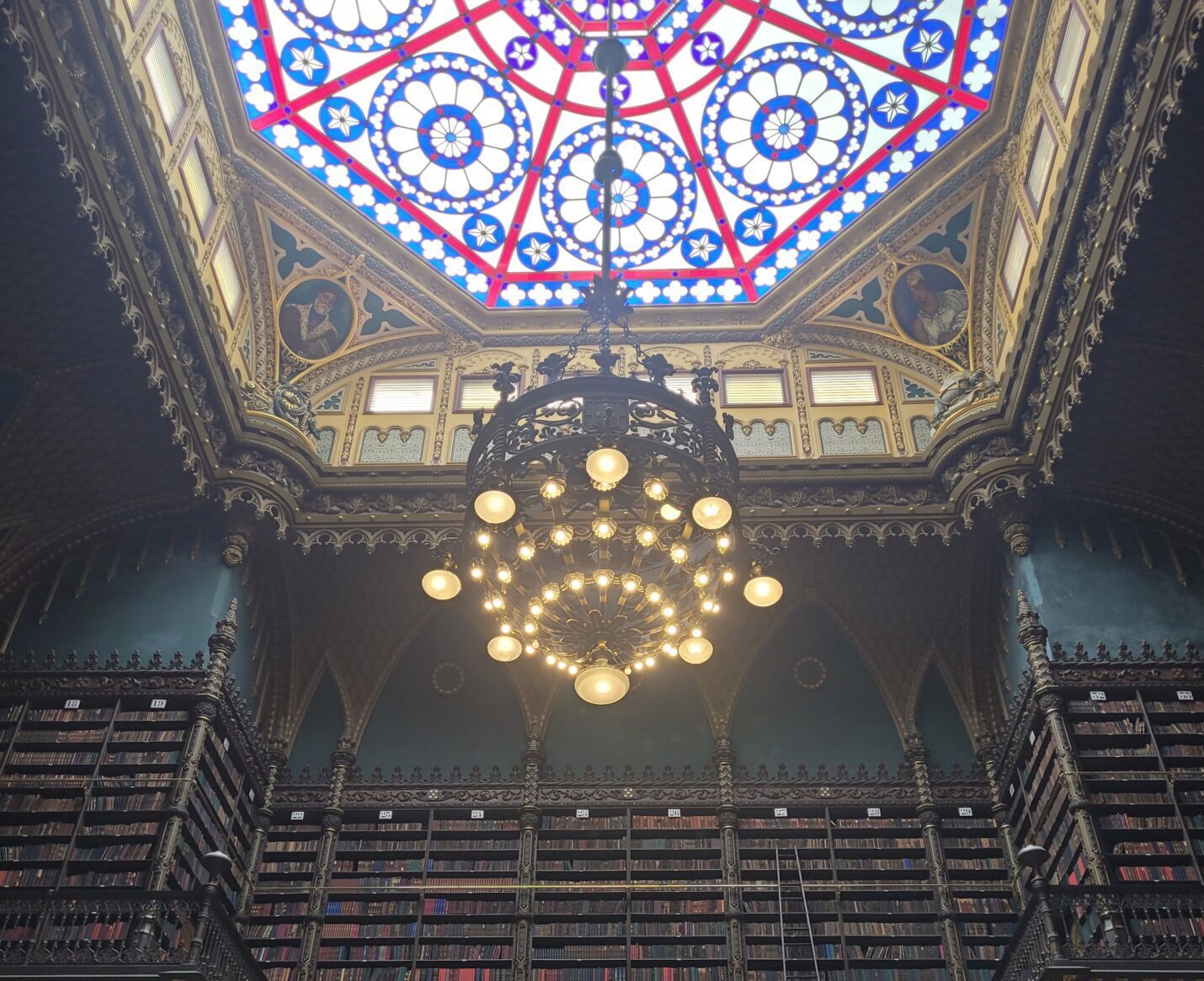 Instagram tour Rio de Janeiro showcasing the stunning Portuguese Royal Reading Cabinet with ornate neo-Manueline architecture, colorful stained glass skylight, and towering bookshelves