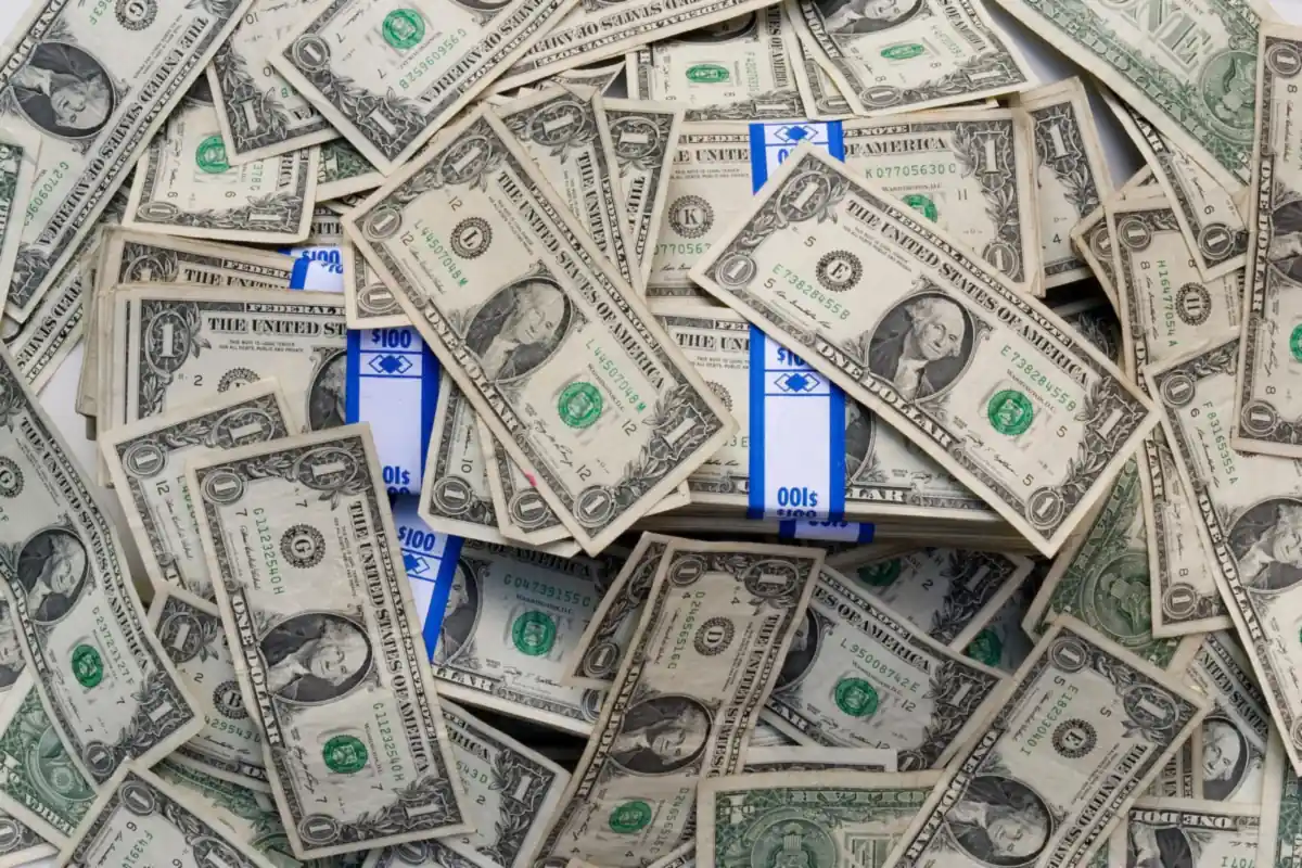 Where to exchange money in Rio de Janeiro: US dollar bills ready to swap for Brazilian reais